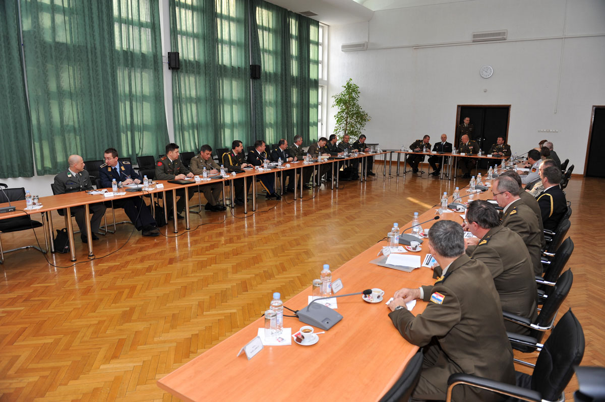 https://www.morh.hr/wp-content/gallery/odran-godinji-brifing-za-vojno-diplomatski-zbor-u-rh/viz_02_20101216.jpg