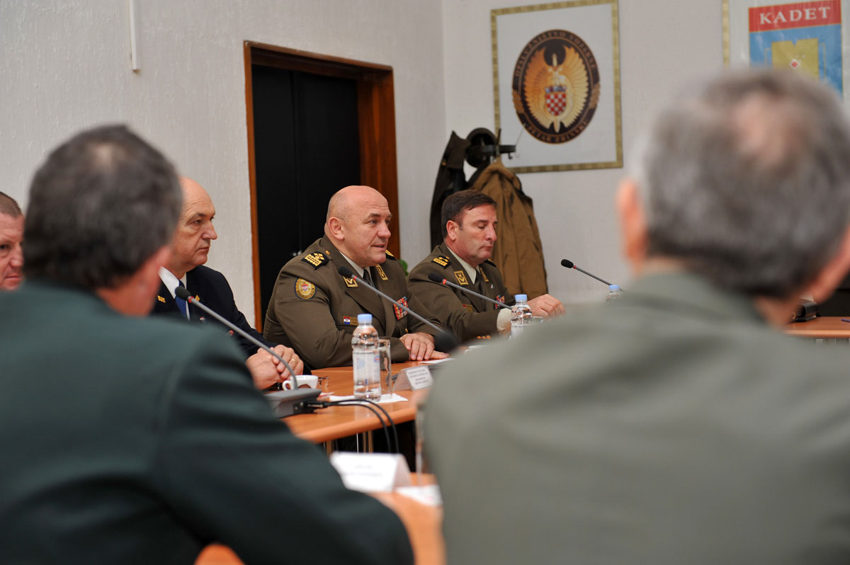https://www.morh.hr/wp-content/gallery/odran-godinji-brifing-za-vojno-diplomatski-zbor-u-rh/viz_04_20101216.jpg