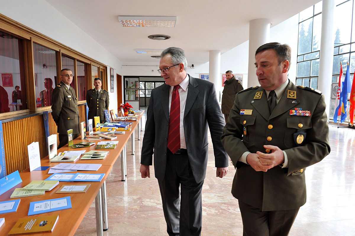 https://www.morh.hr/wp-content/gallery/odran-godinji-brifing-za-vojno-diplomatski-zbor-u-rh/viz_06_20101216.jpg
