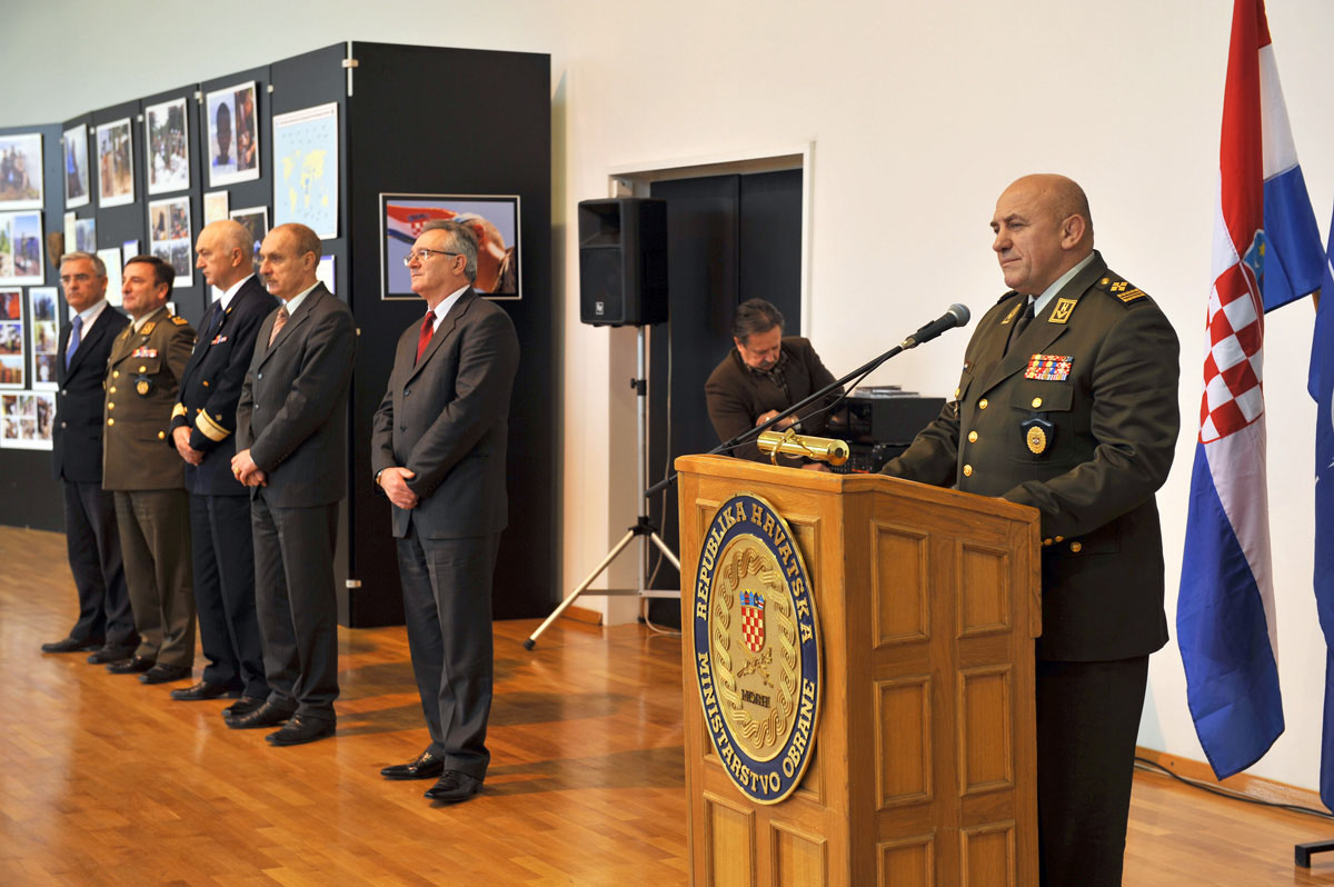 https://www.morh.hr/wp-content/gallery/odran-godinji-brifing-za-vojno-diplomatski-zbor-u-rh/viz_09_20101216.jpg