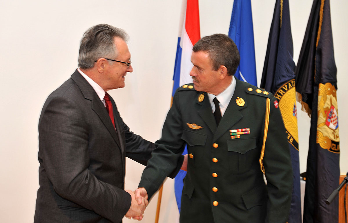 https://www.morh.hr/wp-content/gallery/odran-godinji-brifing-za-vojno-diplomatski-zbor-u-rh/viz_12_20101216.jpg