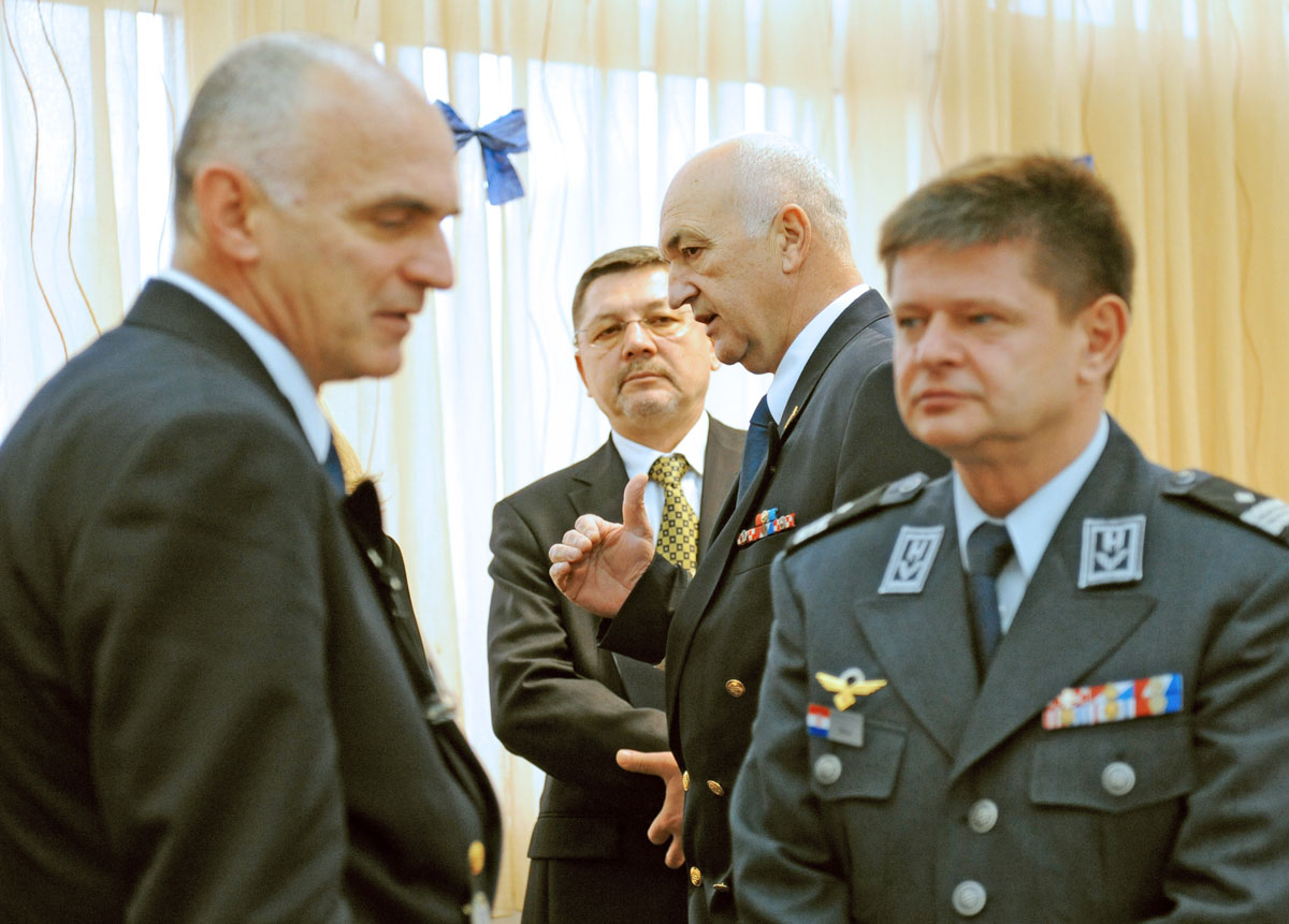 https://www.morh.hr/wp-content/gallery/odrane-bilateralne-konzultacije-morh-a-i-nato-a-08122010/simunovic_02_20101208.jpg