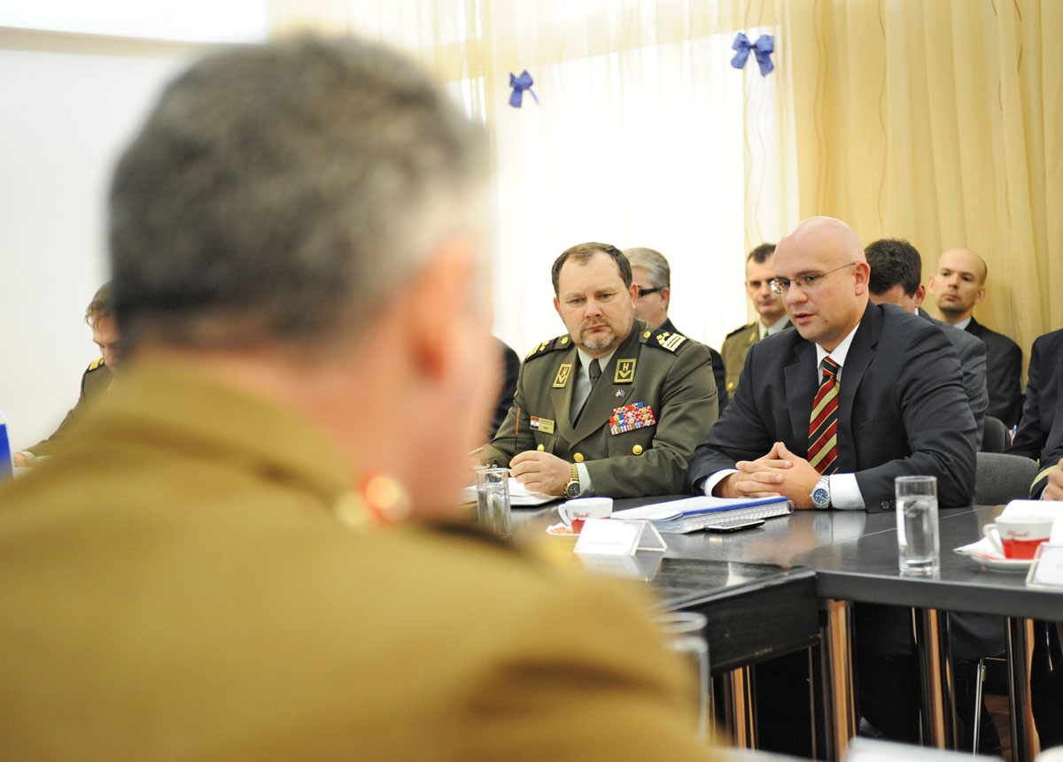 https://www.morh.hr/wp-content/gallery/odrane-bilateralne-konzultacije-morh-a-i-nato-a-08122010/simunovic_11_20101208.jpg