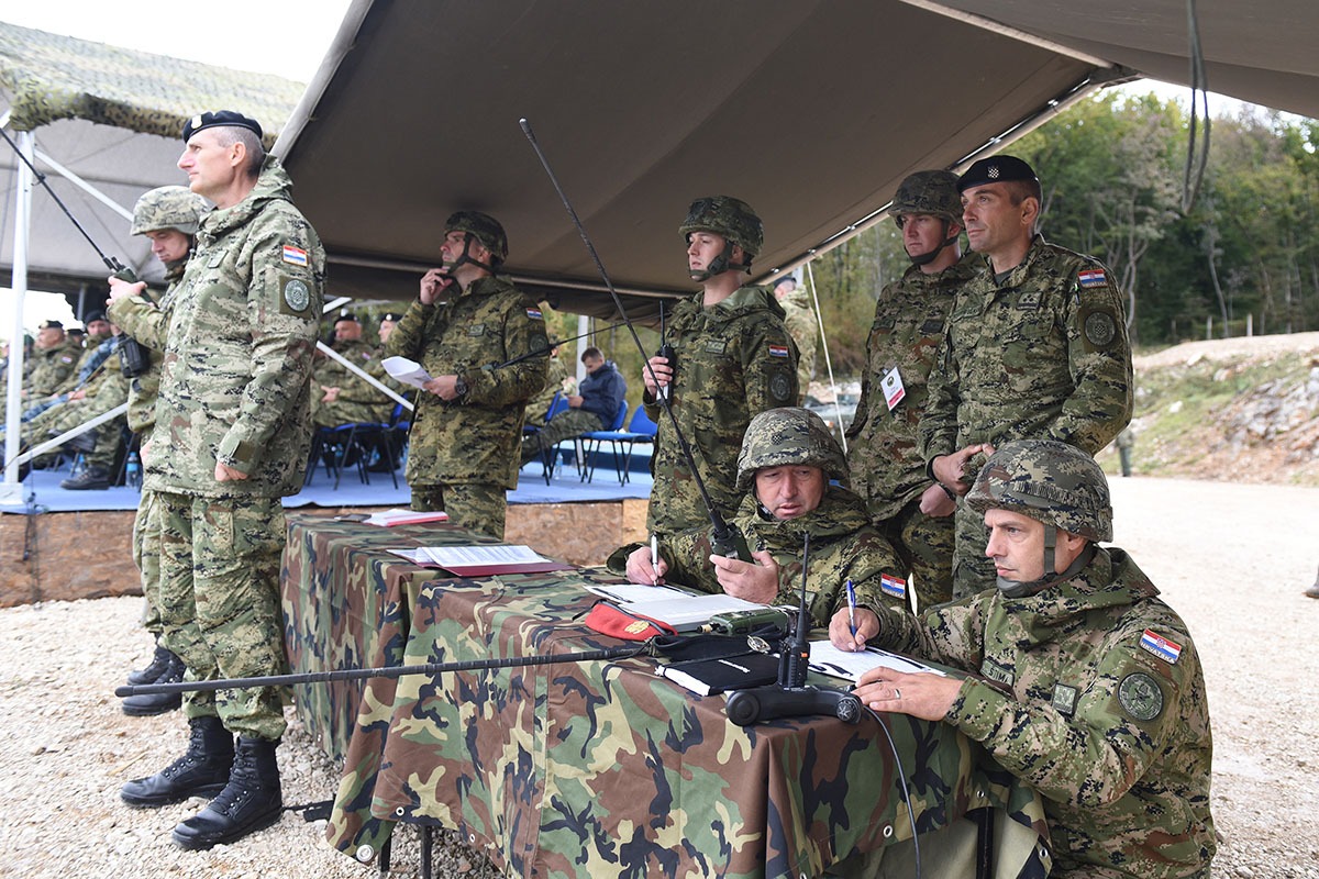 https://www.morh.hr/wp-content/gallery/odrzan-dan-uvazenih-gostiju-na-medunarodnoj-vojnoj-vjezbi-udar-19/udar_19_03102019_03.jpg
