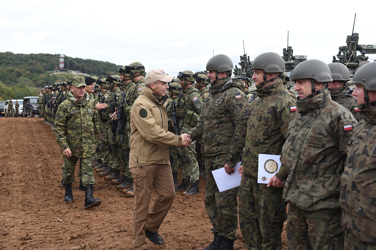 https://www.morh.hr/wp-content/gallery/odrzan-dan-uvazenih-gostiju-na-medunarodnoj-vojnoj-vjezbi-udar-19/udar_19_03102019_22.jpg