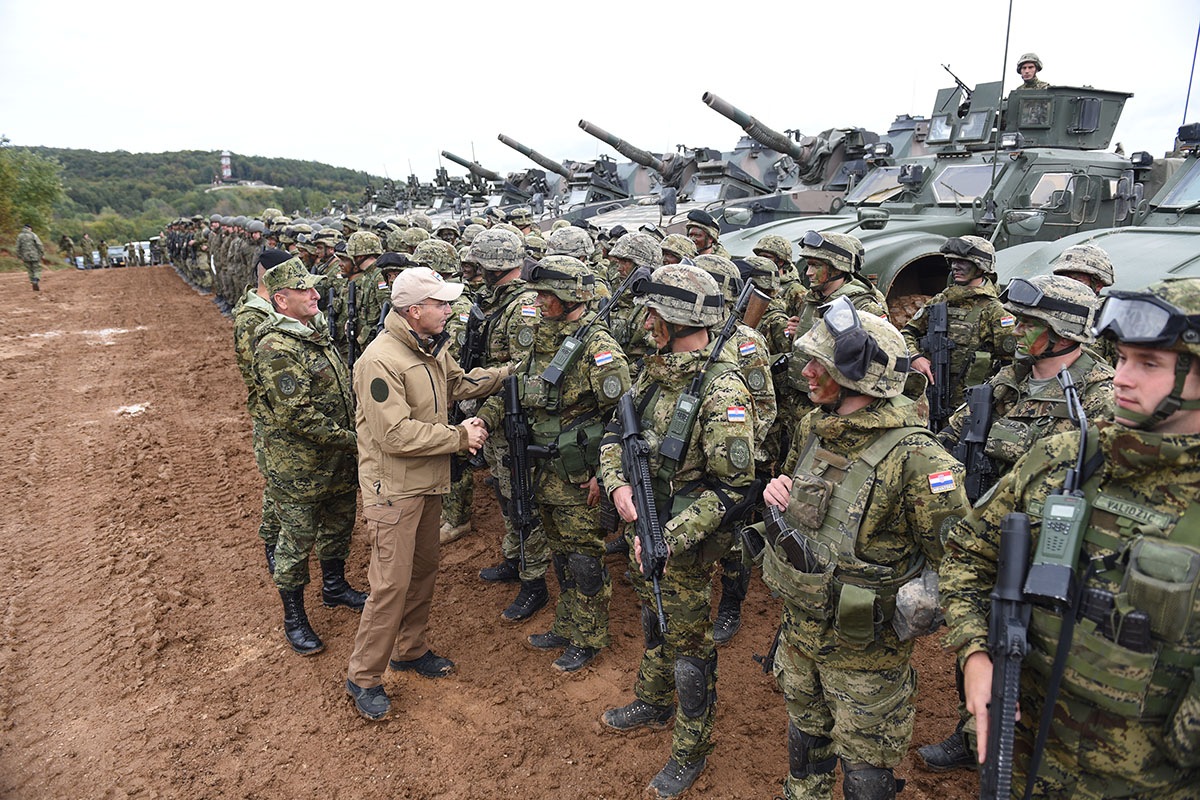 https://www.morh.hr/wp-content/gallery/odrzan-dan-uvazenih-gostiju-na-medunarodnoj-vojnoj-vjezbi-udar-19/udar_19_03102019_23.jpg