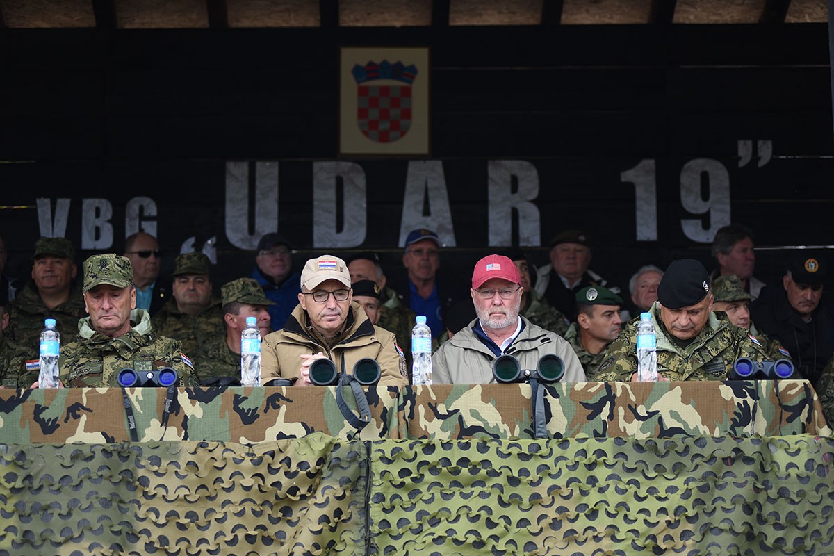 https://www.morh.hr/wp-content/gallery/odrzan-dan-uvazenih-gostiju-na-medunarodnoj-vojnoj-vjezbi-udar-19/udar_19_03102019_24.jpg