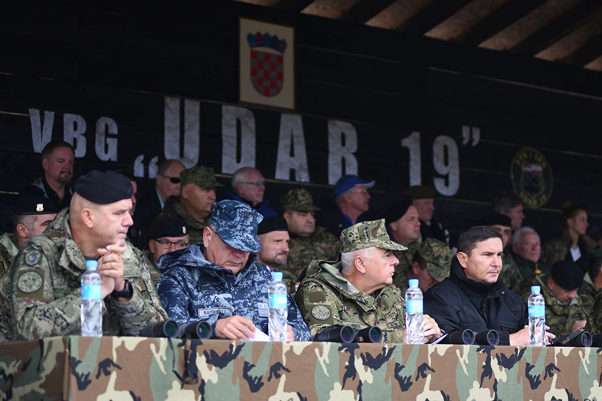 https://www.morh.hr/wp-content/gallery/odrzan-dan-uvazenih-gostiju-na-medunarodnoj-vojnoj-vjezbi-udar-19/udar_19_03102019_26.jpg