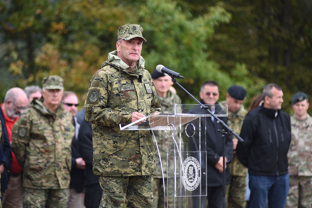 https://www.morh.hr/wp-content/gallery/odrzan-dan-uvazenih-gostiju-na-medunarodnoj-vojnoj-vjezbi-udar-19/udar_19_03102019_54.jpg