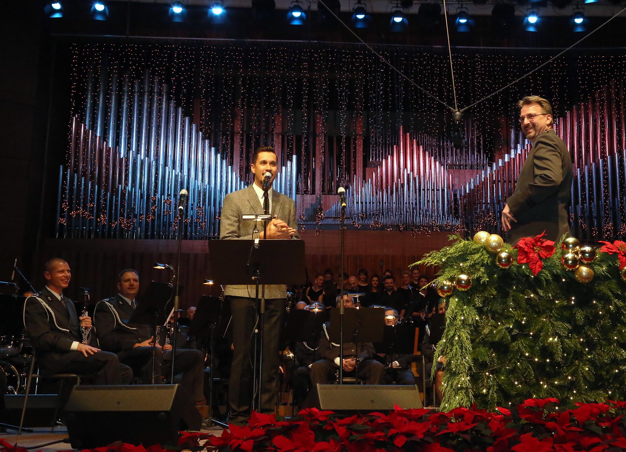 https://www.morh.hr/wp-content/gallery/odrzan-humanitarni-bozicni-koncert-orkestra-os-rh/koncert_19122014_3.jpg