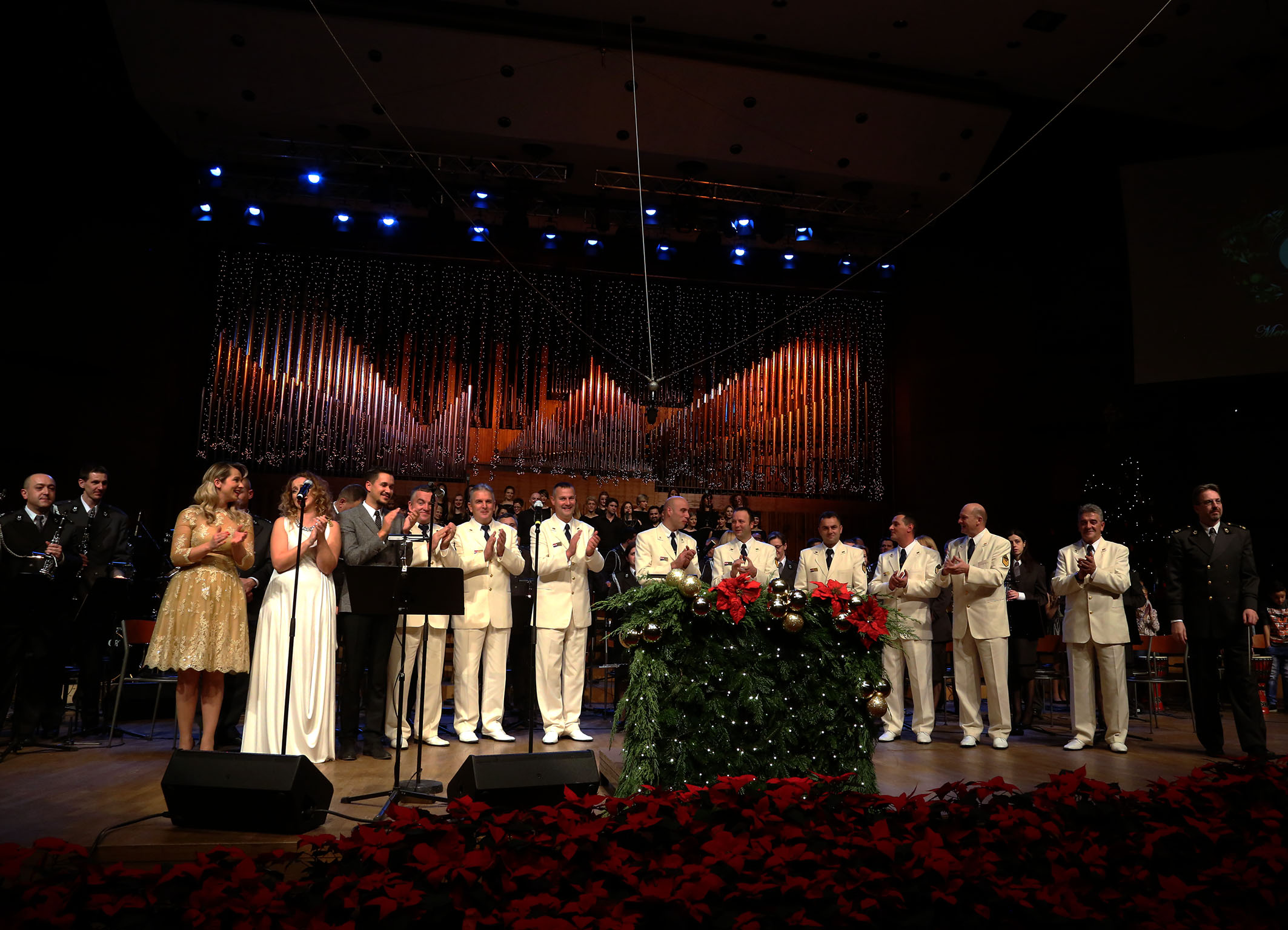 https://www.morh.hr/wp-content/gallery/odrzan-humanitarni-bozicni-koncert-orkestra-os-rh/koncert_19122014_4.jpg