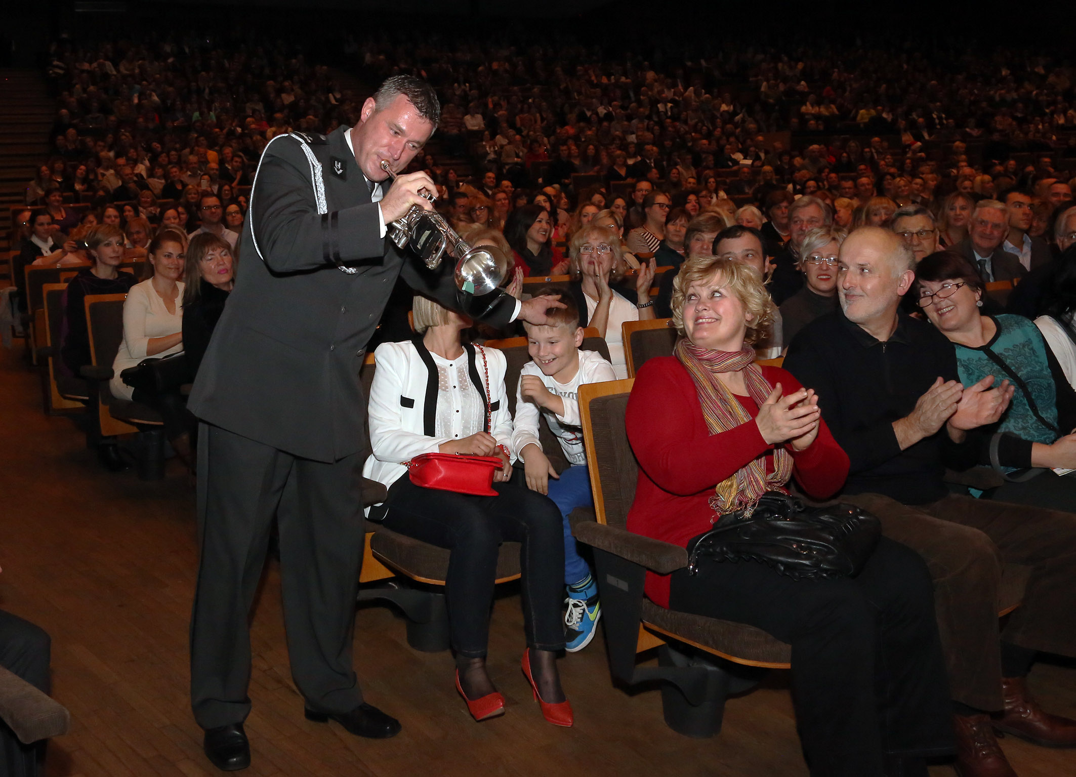 https://www.morh.hr/wp-content/gallery/odrzan-humanitarni-bozicni-koncert-orkestra-os-rh/koncert_19122014_5.jpg