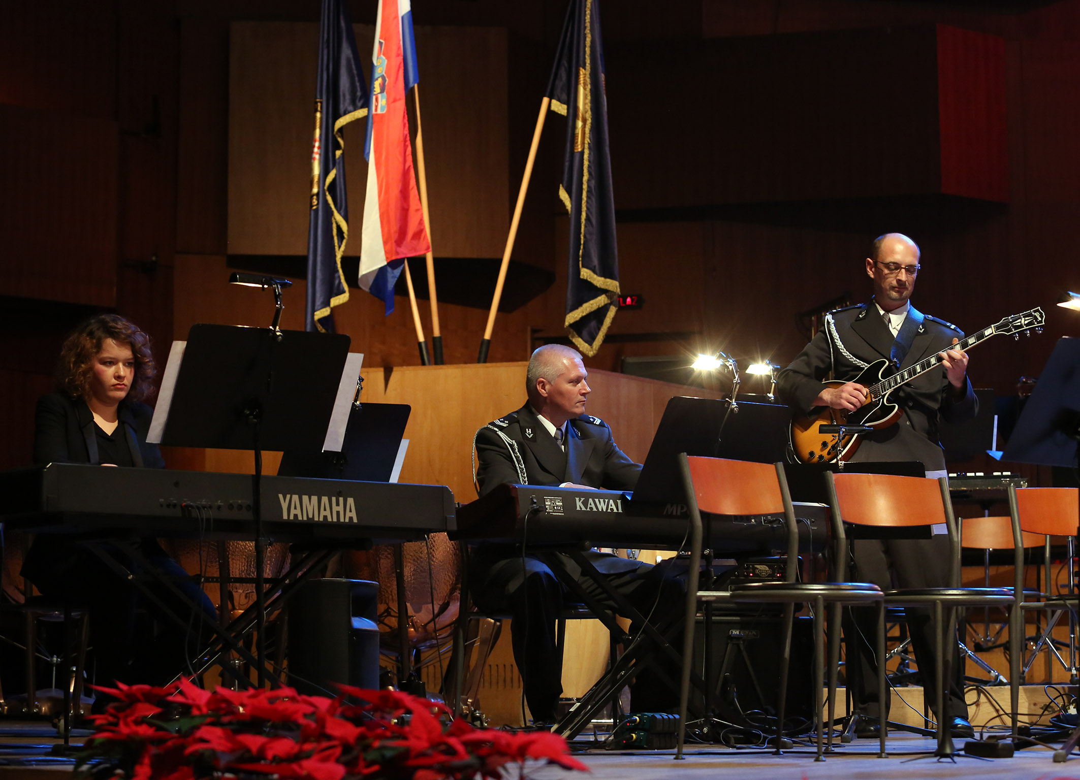 https://www.morh.hr/wp-content/gallery/odrzan-humanitarni-bozicni-koncert-orkestra-os-rh/koncert_19122014_7.jpg