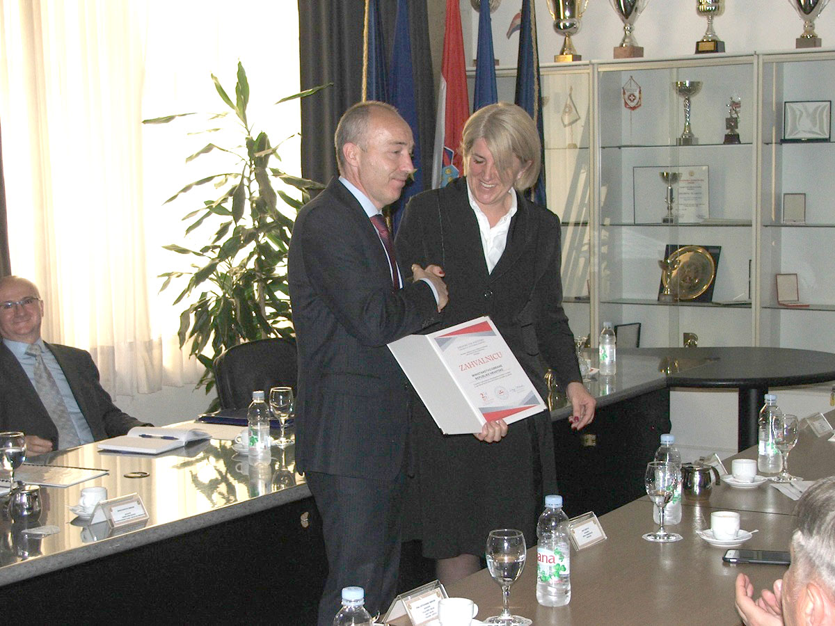 https://www.morh.hr/wp-content/gallery/odrzan-okrugli-stol-s-predstavnicima-podrucja-zastite-i-sigurnosti-2/sns_22052017_02.jpg