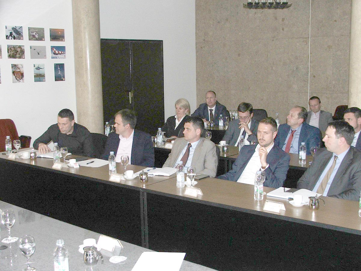 https://www.morh.hr/wp-content/gallery/odrzan-okrugli-stol-s-predstavnicima-podrucja-zastite-i-sigurnosti-2/sns_22052017_04.jpg