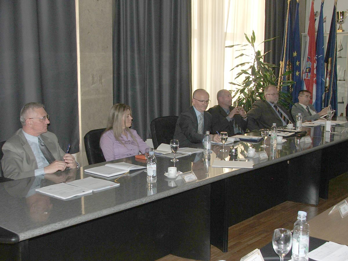 https://www.morh.hr/wp-content/gallery/odrzan-okrugli-stol-s-predstavnicima-podrucja-zastite-i-sigurnosti-2/sns_22052017_05.jpg