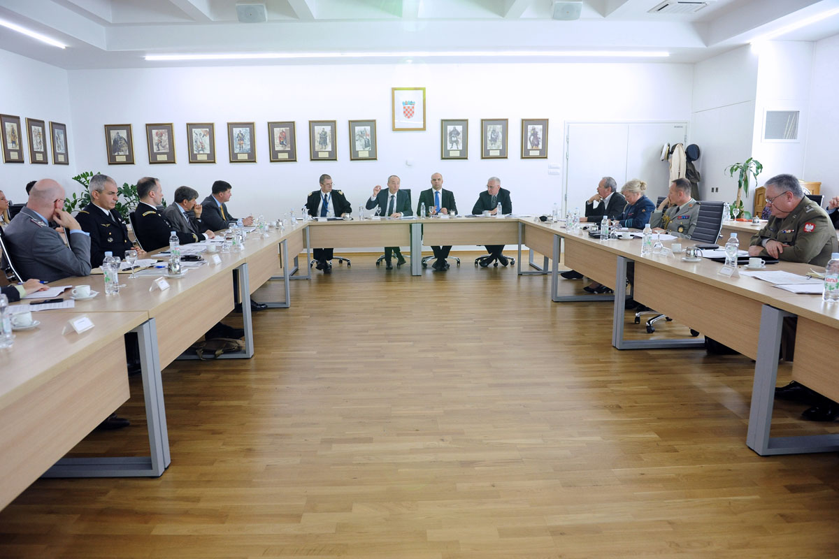 https://www.morh.hr/wp-content/gallery/odrzan-okrugli-stol-s-vojnim-izaslanicima-nato-i-eu-u-rh/vdz_05052017_01.jpg