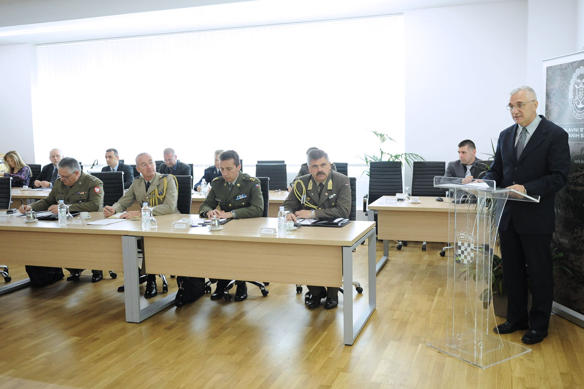 https://www.morh.hr/wp-content/gallery/odrzan-okrugli-stol-s-vojnim-izaslanicima-nato-i-eu-u-rh/vdz_05052017_02.jpg