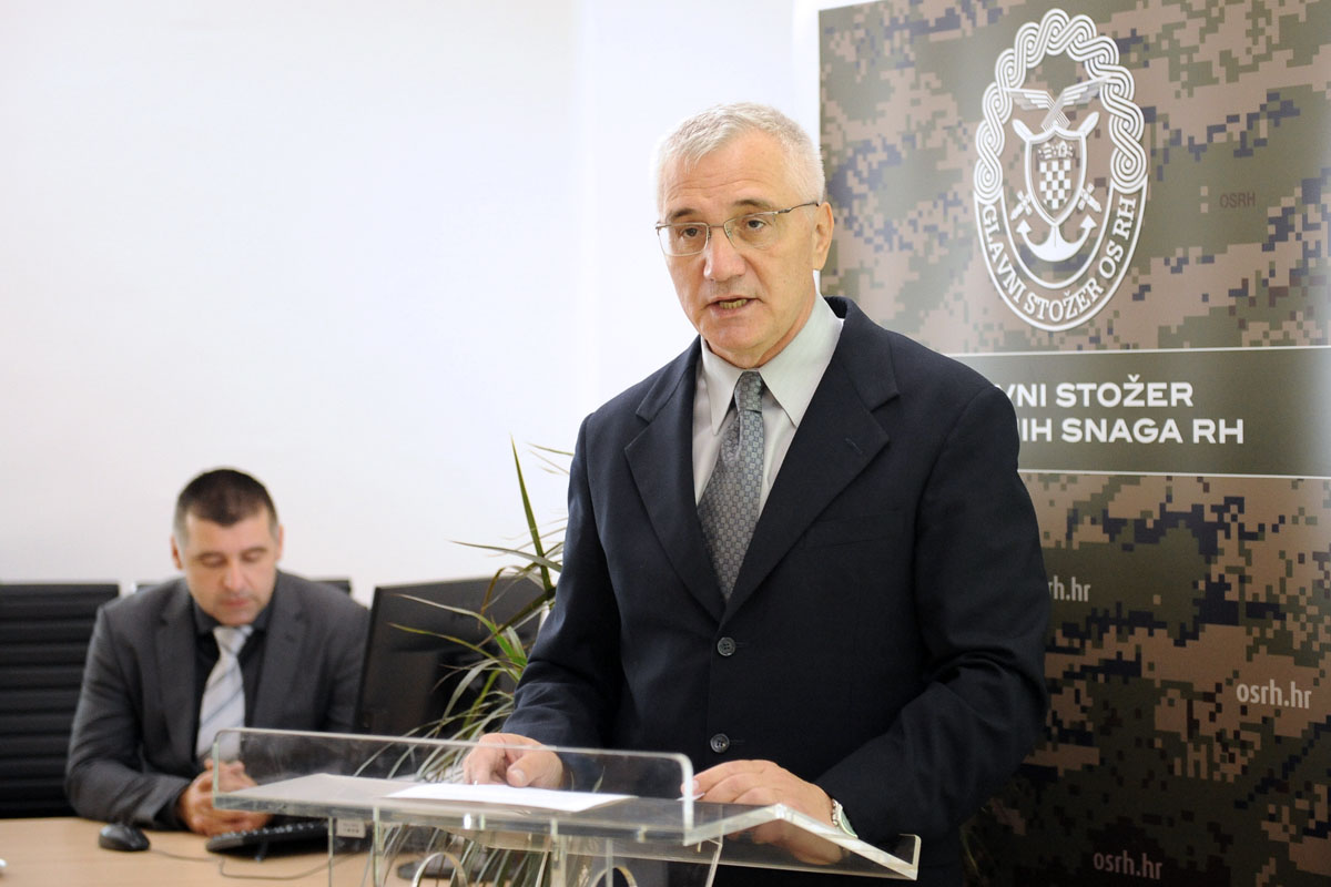 https://www.morh.hr/wp-content/gallery/odrzan-okrugli-stol-s-vojnim-izaslanicima-nato-i-eu-u-rh/vdz_05052017_04.jpg