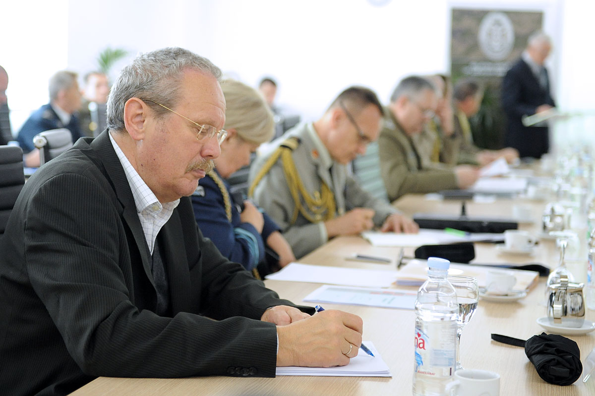 https://www.morh.hr/wp-content/gallery/odrzan-okrugli-stol-s-vojnim-izaslanicima-nato-i-eu-u-rh/vdz_05052017_05.jpg
