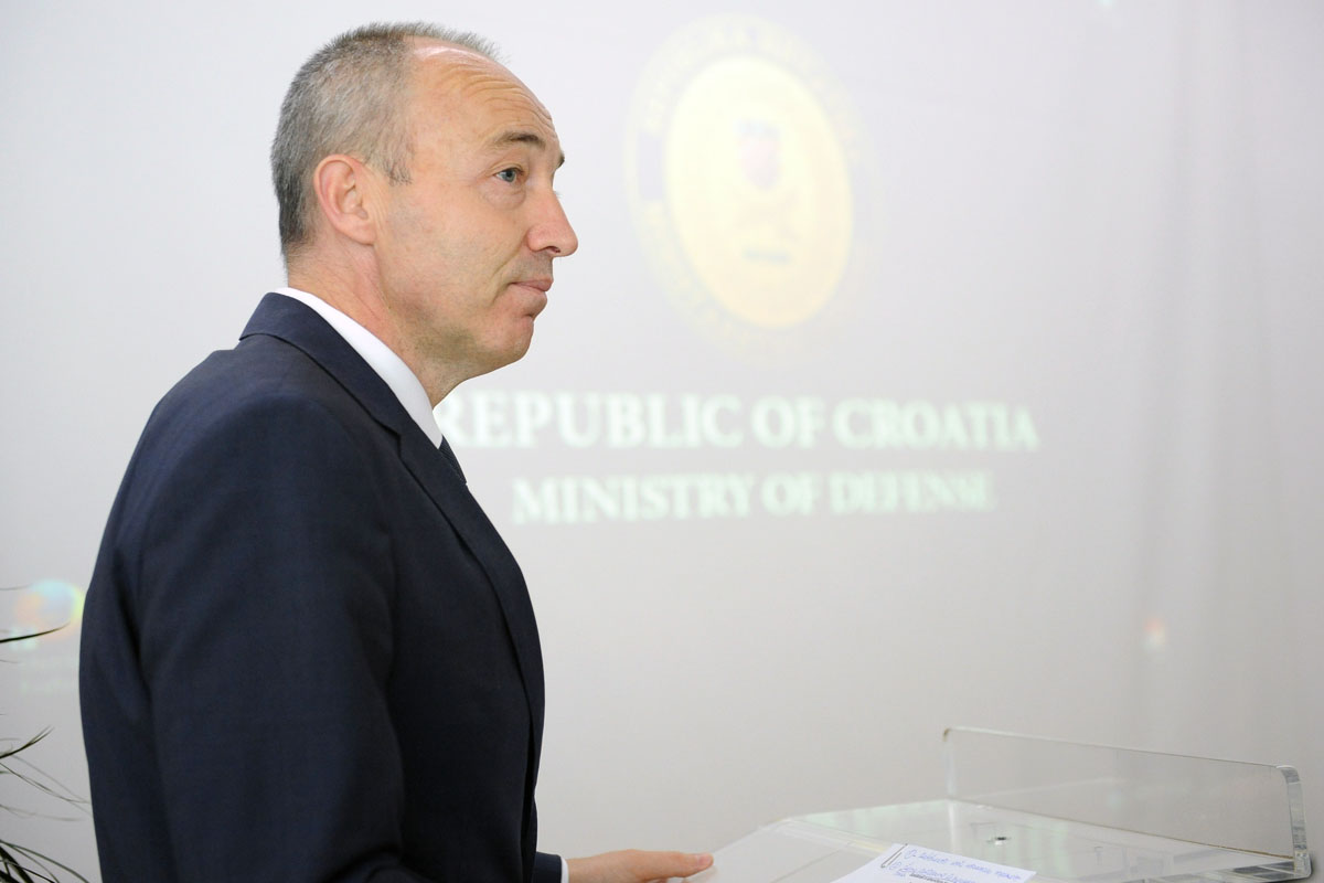 https://www.morh.hr/wp-content/gallery/odrzan-okrugli-stol-s-vojnim-izaslanicima-nato-i-eu-u-rh/vdz_05052017_06.jpg
