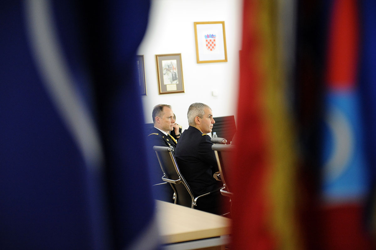https://www.morh.hr/wp-content/gallery/odrzan-okrugli-stol-s-vojnim-izaslanicima-nato-i-eu-u-rh/vdz_05052017_07.jpg