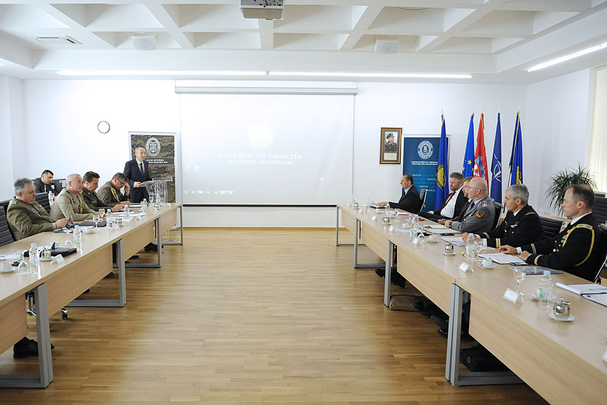 https://www.morh.hr/wp-content/gallery/odrzan-okrugli-stol-s-vojnim-izaslanicima-nato-i-eu-u-rh/vdz_05052017_08.jpg