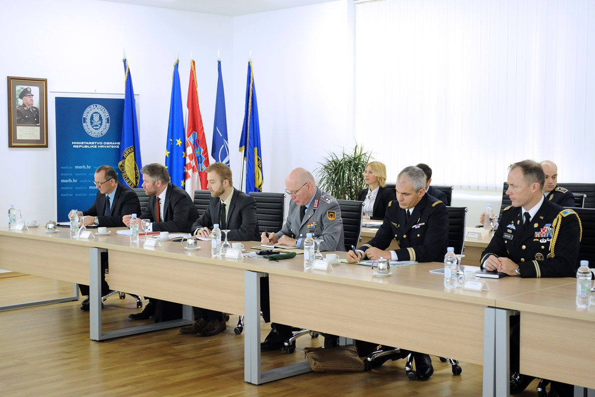 https://www.morh.hr/wp-content/gallery/odrzan-okrugli-stol-s-vojnim-izaslanicima-nato-i-eu-u-rh/vdz_05052017_09.jpg
