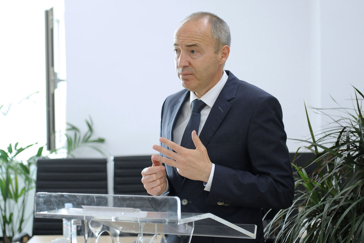 https://www.morh.hr/wp-content/gallery/odrzan-okrugli-stol-s-vojnim-izaslanicima-nato-i-eu-u-rh/vdz_05052017_10.jpg