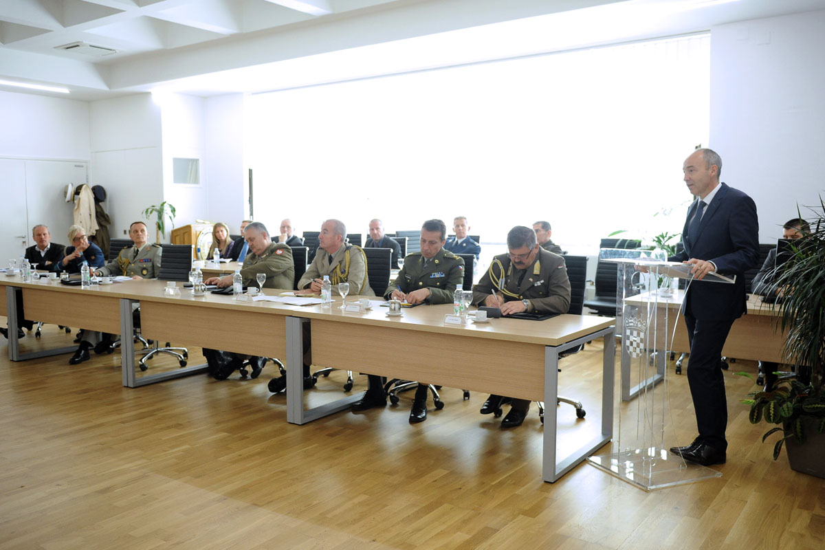 https://www.morh.hr/wp-content/gallery/odrzan-okrugli-stol-s-vojnim-izaslanicima-nato-i-eu-u-rh/vdz_05052017_12.jpg