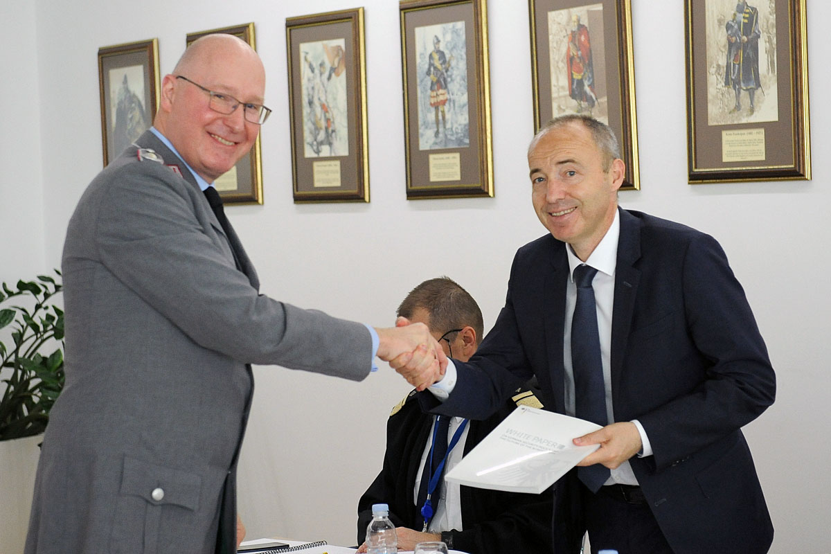 https://www.morh.hr/wp-content/gallery/odrzan-okrugli-stol-s-vojnim-izaslanicima-nato-i-eu-u-rh/vdz_05052017_13.jpg