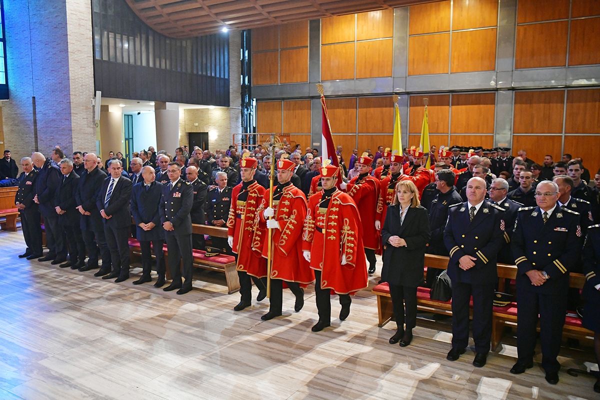 https://www.morh.hr/wp-content/gallery/odrzana-misa-zadusnica-za-poginule-i-umrle-hrvatske-branitelje-1/misa_sv_mati_slobode_30102019_01.jpg