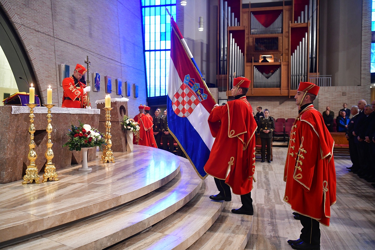 https://www.morh.hr/wp-content/gallery/odrzana-misa-zadusnica-za-poginule-i-umrle-hrvatske-branitelje-1/misa_sv_mati_slobode_30102019_02.jpg