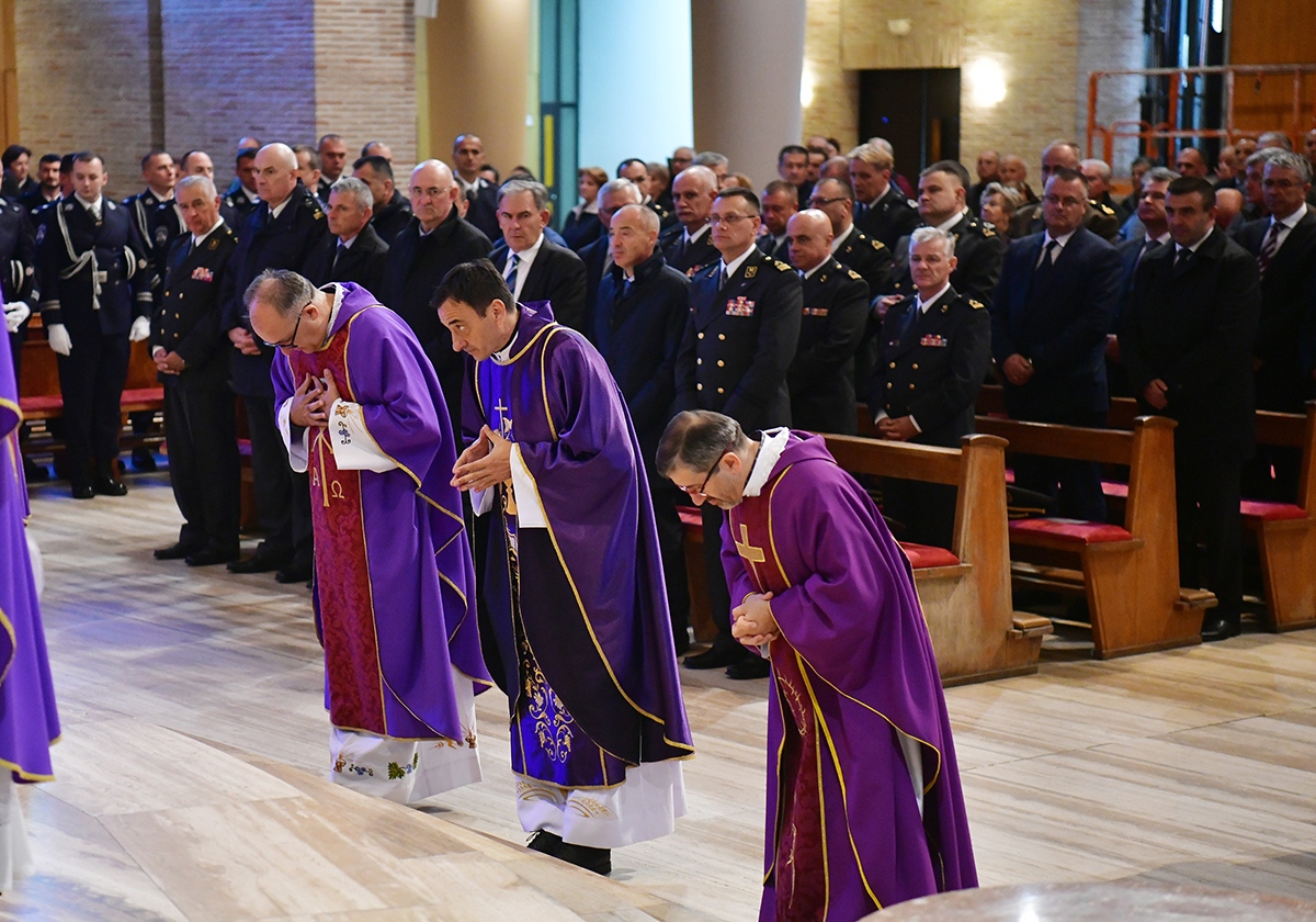 https://www.morh.hr/wp-content/gallery/odrzana-misa-zadusnica-za-poginule-i-umrle-hrvatske-branitelje-1/misa_sv_mati_slobode_30102019_03.jpg