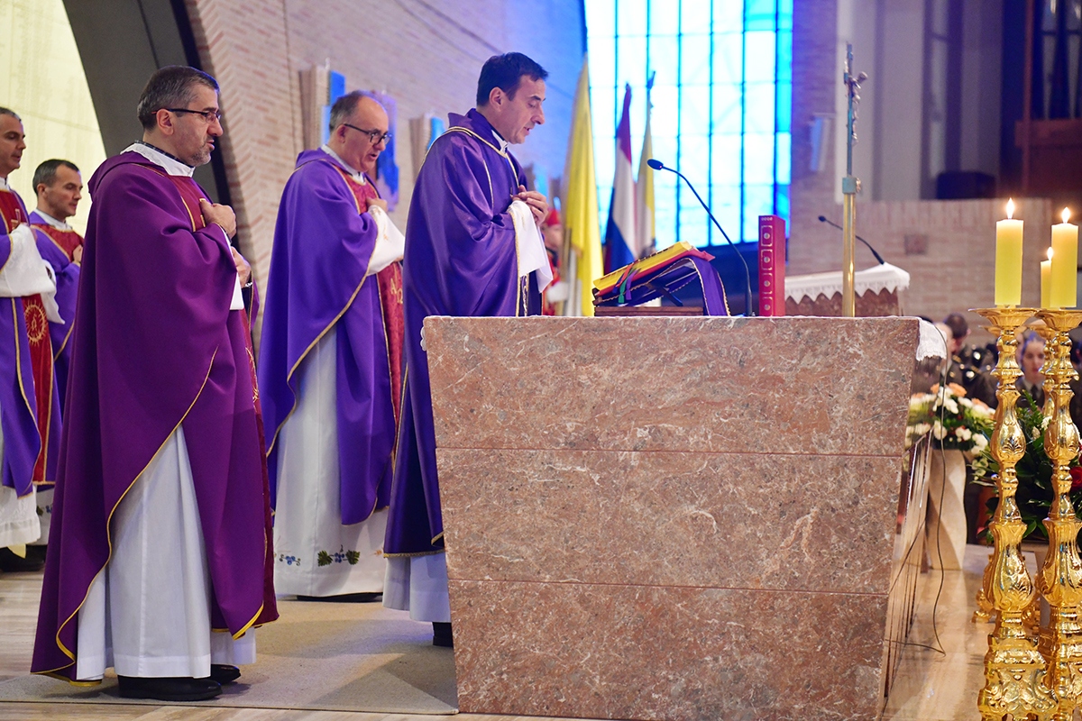 https://www.morh.hr/wp-content/gallery/odrzana-misa-zadusnica-za-poginule-i-umrle-hrvatske-branitelje-1/misa_sv_mati_slobode_30102019_07.jpg