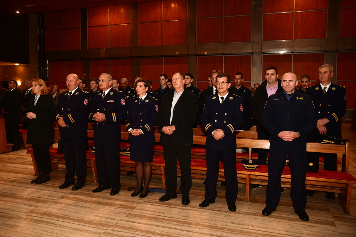 https://www.morh.hr/wp-content/gallery/odrzana-misa-zadusnica-za-poginule-i-umrle-hrvatske-branitelje-1/misa_sv_mati_slobode_30102019_09.jpg