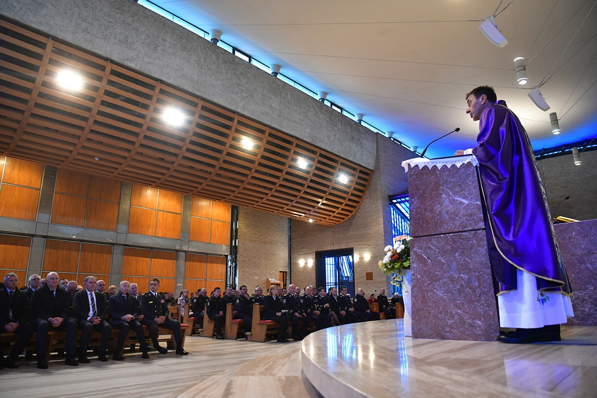 https://www.morh.hr/wp-content/gallery/odrzana-misa-zadusnica-za-poginule-i-umrle-hrvatske-branitelje-1/misa_sv_mati_slobode_30102019_22.jpg