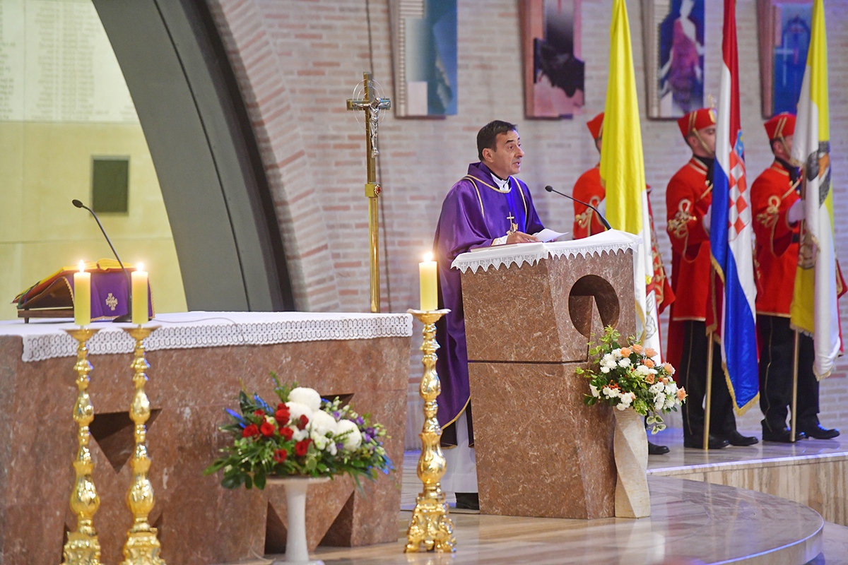 https://www.morh.hr/wp-content/gallery/odrzana-misa-zadusnica-za-poginule-i-umrle-hrvatske-branitelje-1/misa_sv_mati_slobode_30102019_27.jpg