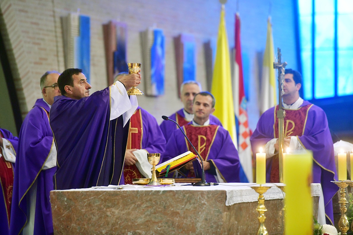 https://www.morh.hr/wp-content/gallery/odrzana-misa-zadusnica-za-poginule-i-umrle-hrvatske-branitelje-1/misa_sv_mati_slobode_30102019_34.jpg