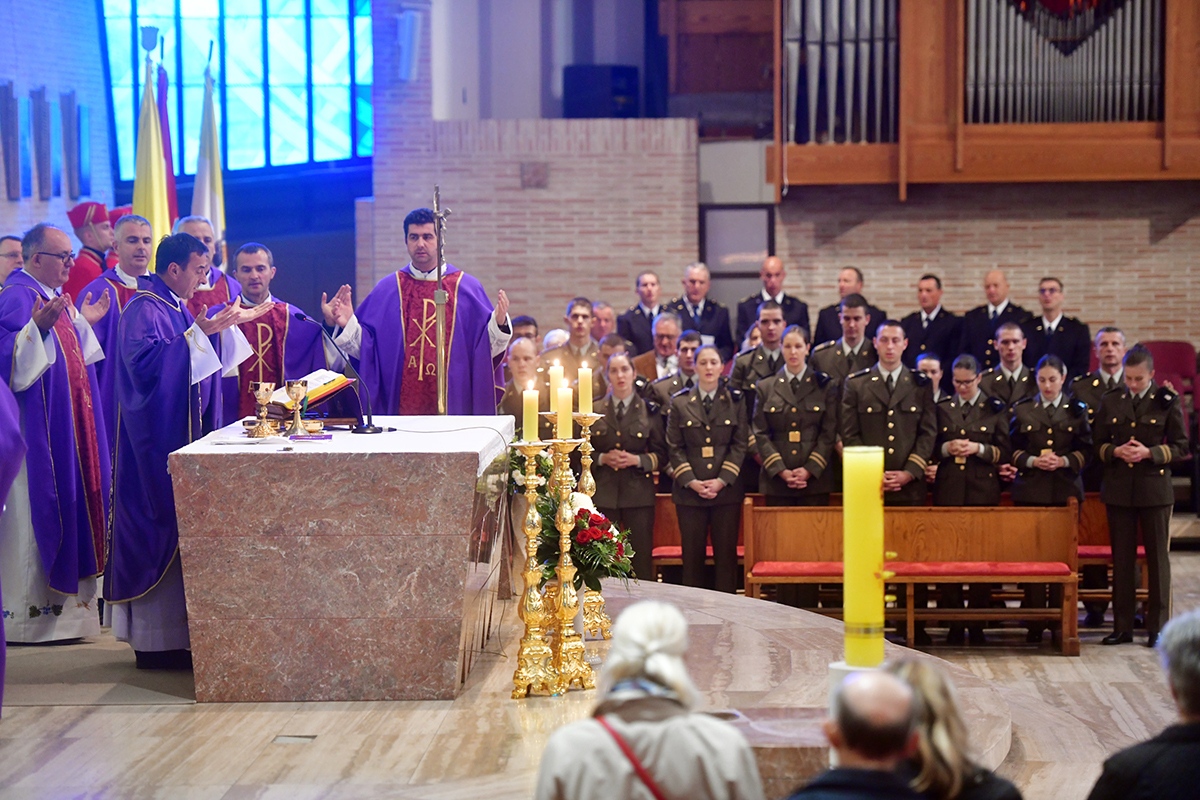 https://www.morh.hr/wp-content/gallery/odrzana-misa-zadusnica-za-poginule-i-umrle-hrvatske-branitelje-1/misa_sv_mati_slobode_30102019_36.jpg