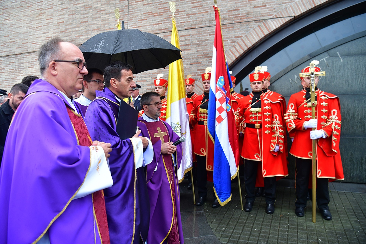 https://www.morh.hr/wp-content/gallery/odrzana-misa-zadusnica-za-poginule-i-umrle-hrvatske-branitelje-1/misa_sv_mati_slobode_30102019_41.jpg