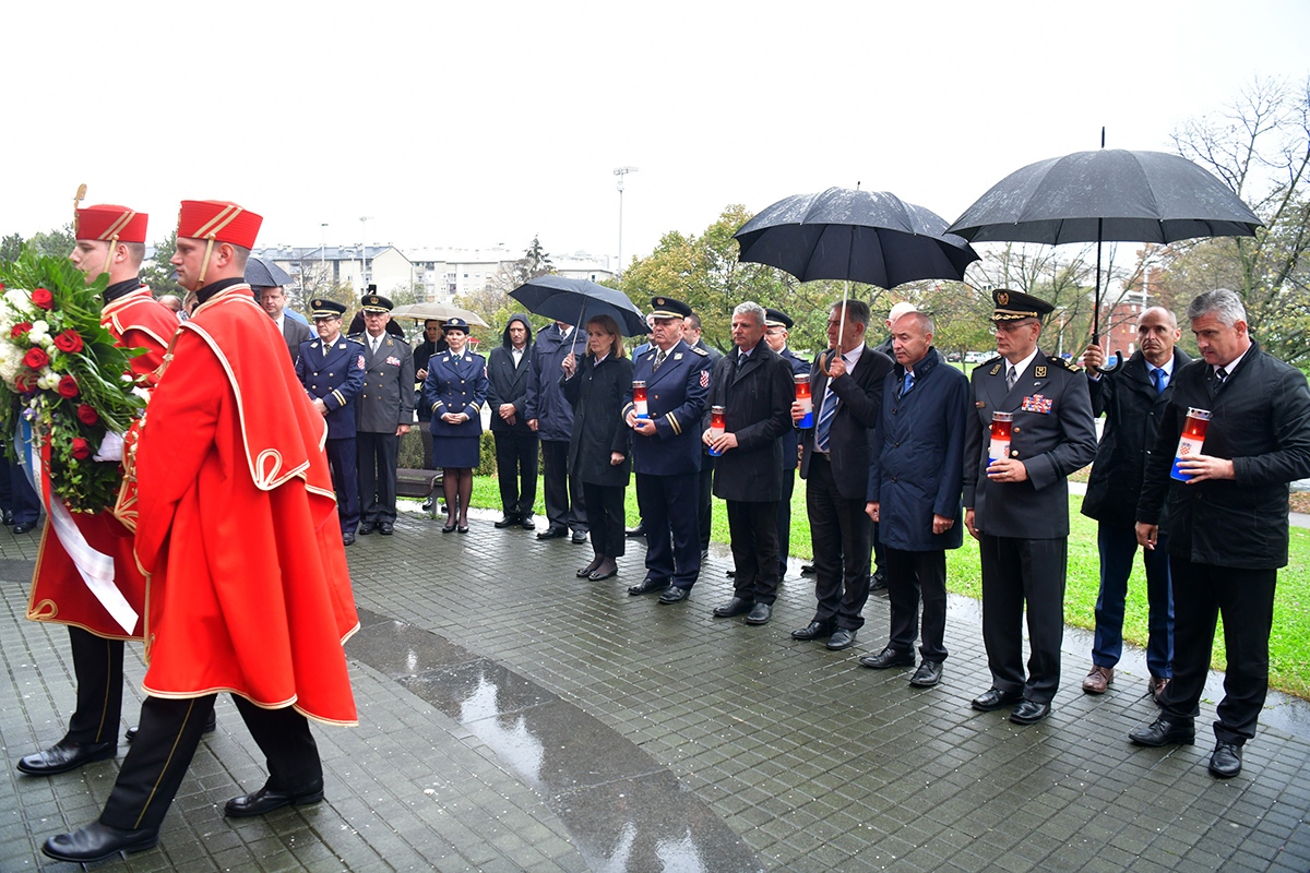 https://www.morh.hr/wp-content/gallery/odrzana-misa-zadusnica-za-poginule-i-umrle-hrvatske-branitelje-1/misa_sv_mati_slobode_30102019_42.jpg
