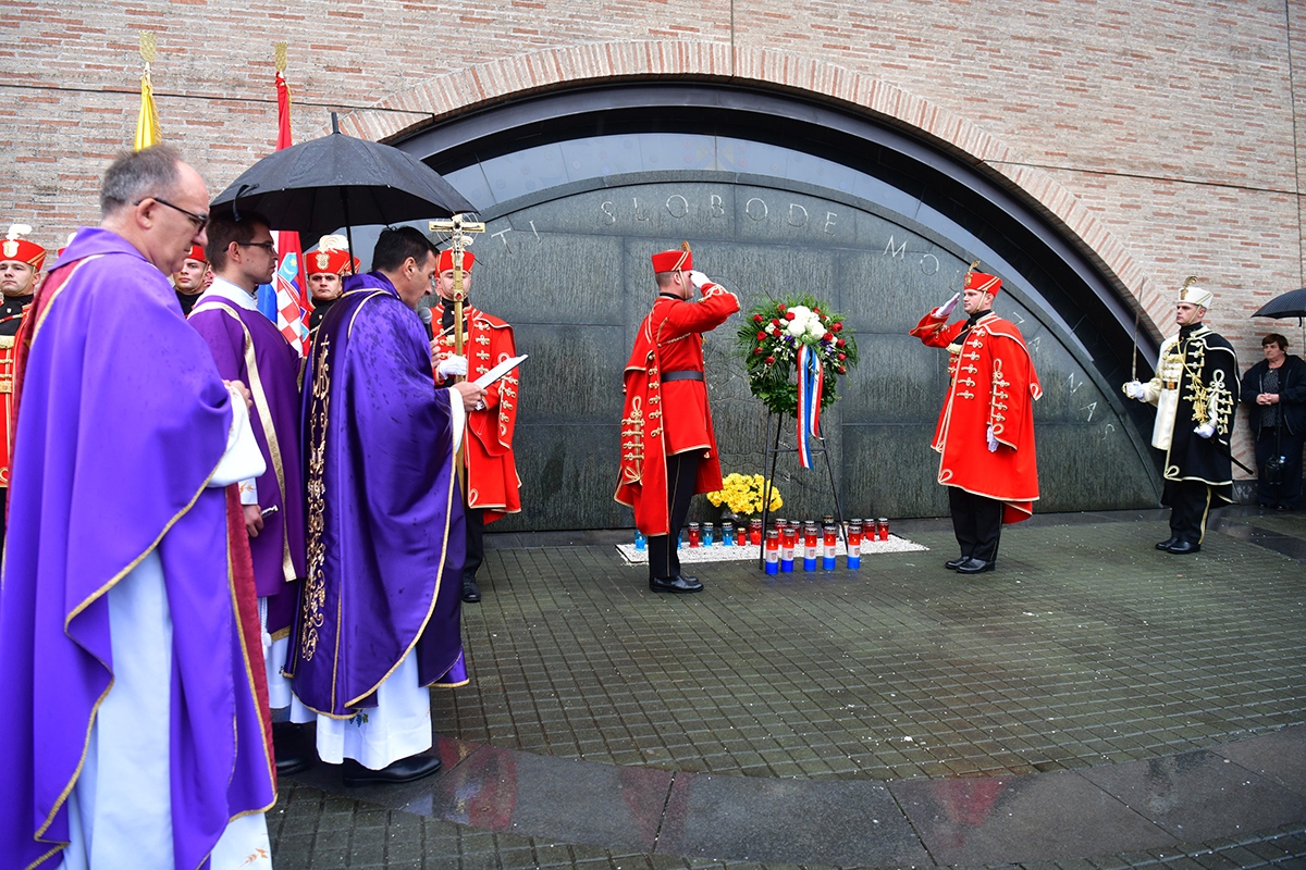 https://www.morh.hr/wp-content/gallery/odrzana-misa-zadusnica-za-poginule-i-umrle-hrvatske-branitelje-1/misa_sv_mati_slobode_30102019_46.jpg