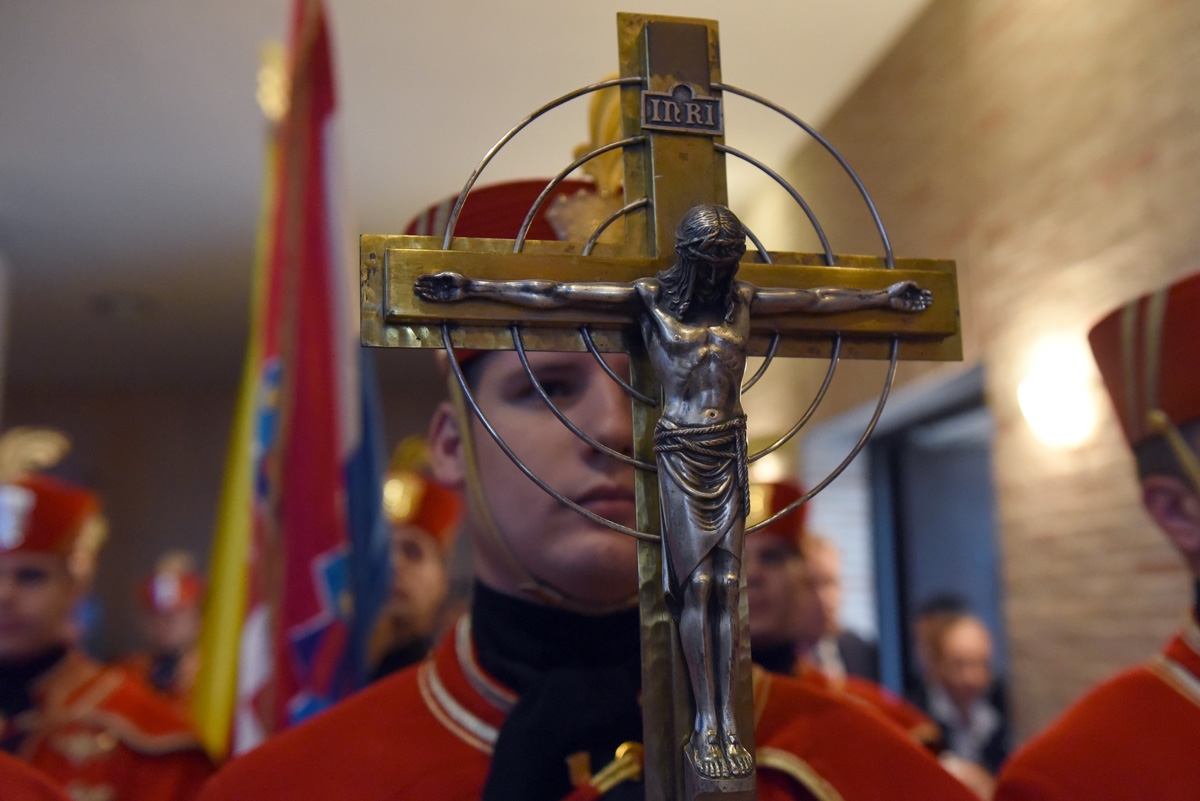 https://www.morh.hr/wp-content/gallery/odrzana-misa-zadusnica-za-poginule-i-umrle-hrvatske-branitelje/dusni_dan_svi_sveti_branitelji_sveta_mati_slobode_20181102_01.jpg