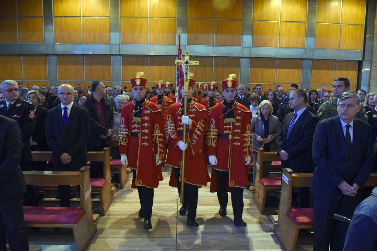 https://www.morh.hr/wp-content/gallery/odrzana-misa-zadusnica-za-poginule-i-umrle-hrvatske-branitelje/dusni_dan_svi_sveti_branitelji_sveta_mati_slobode_20181102_02.jpg