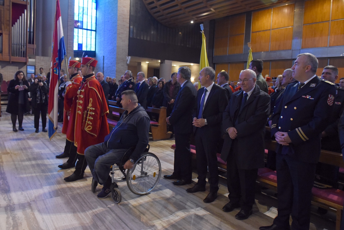 https://www.morh.hr/wp-content/gallery/odrzana-misa-zadusnica-za-poginule-i-umrle-hrvatske-branitelje/dusni_dan_svi_sveti_branitelji_sveta_mati_slobode_20181102_03.jpg