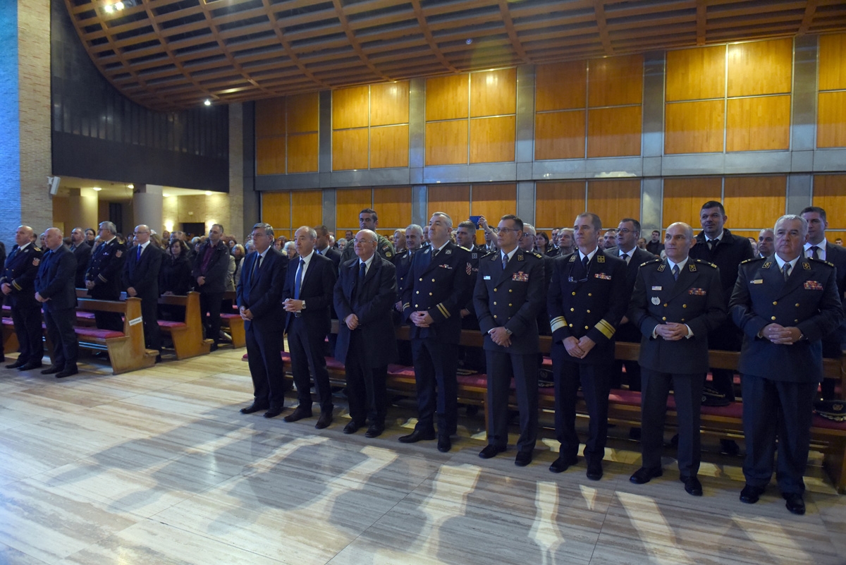 https://www.morh.hr/wp-content/gallery/odrzana-misa-zadusnica-za-poginule-i-umrle-hrvatske-branitelje/dusni_dan_svi_sveti_branitelji_sveta_mati_slobode_20181102_04.jpg