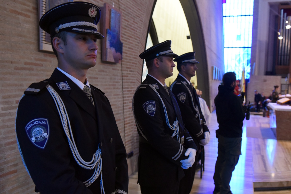 https://www.morh.hr/wp-content/gallery/odrzana-misa-zadusnica-za-poginule-i-umrle-hrvatske-branitelje/dusni_dan_svi_sveti_branitelji_sveta_mati_slobode_20181102_05.jpg