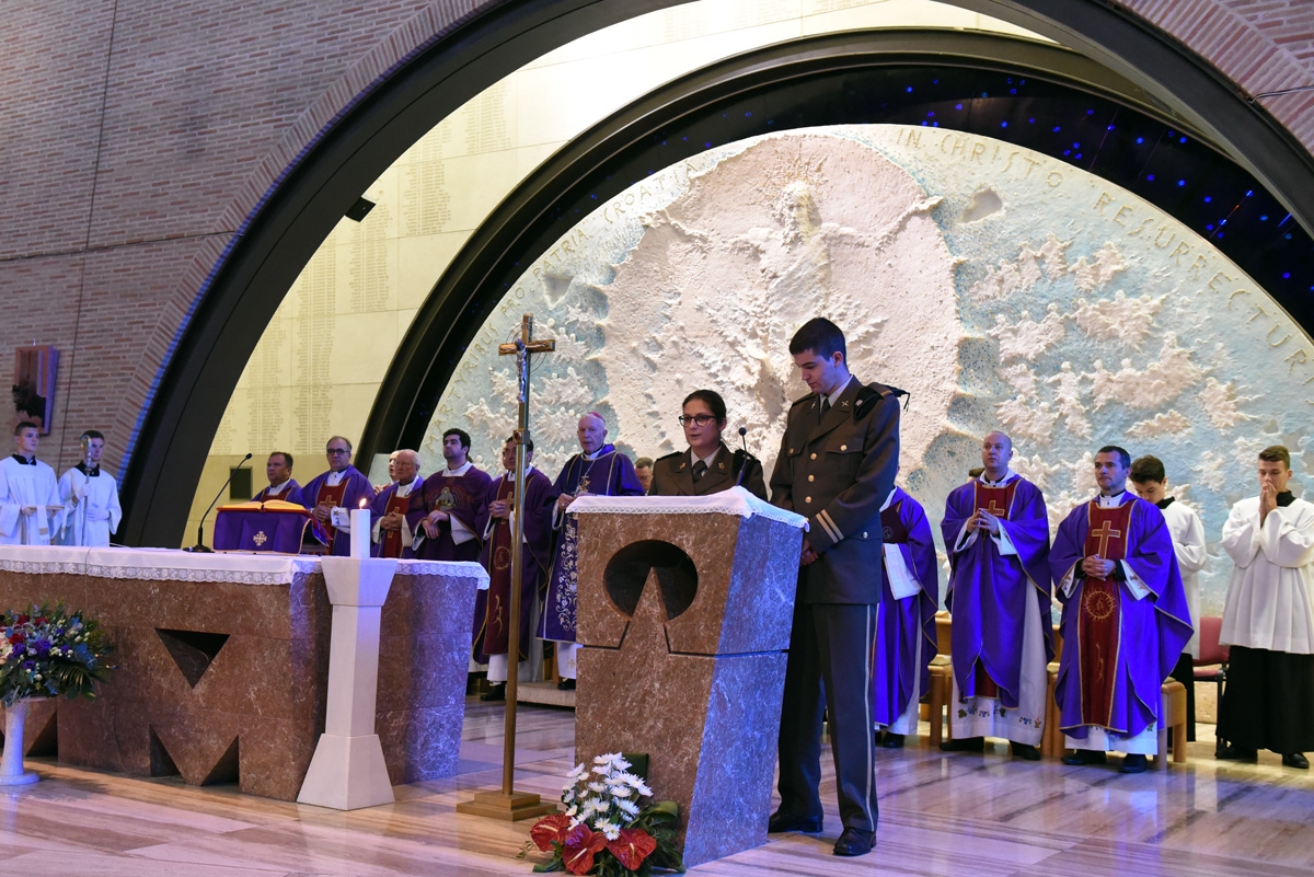 https://www.morh.hr/wp-content/gallery/odrzana-misa-zadusnica-za-poginule-i-umrle-hrvatske-branitelje/dusni_dan_svi_sveti_branitelji_sveta_mati_slobode_20181102_08.jpg