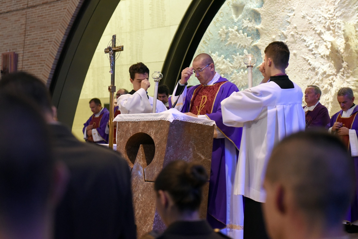 https://www.morh.hr/wp-content/gallery/odrzana-misa-zadusnica-za-poginule-i-umrle-hrvatske-branitelje/dusni_dan_svi_sveti_branitelji_sveta_mati_slobode_20181102_09.jpg